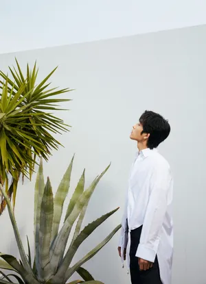 井柏然白色衬衣清爽帅气写真图片_4