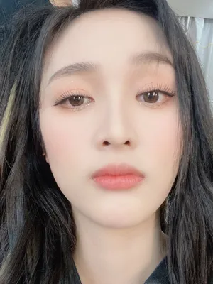 吴宣仪性感后台自拍照图片