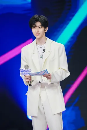 蔡徐坤青春有你2白西服帅气图片_1