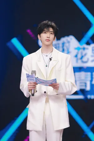 蔡徐坤青春有你2白西服帅气图片_2