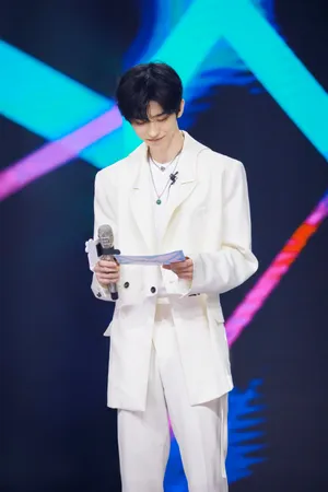 蔡徐坤青春有你2白西服帅气图片_3