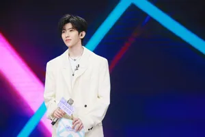 蔡徐坤青春有你2白西服帅气图片_4