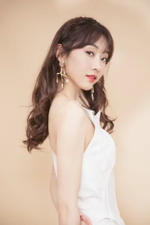 宣璐白裙优雅性感写真图片_2
