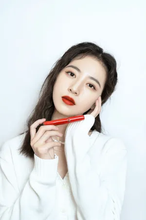 周雨彤阿玛尼代言写真图片