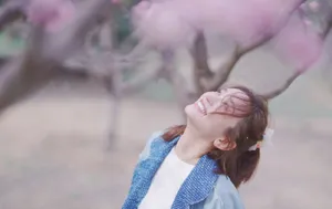 施诗唯美桃花浪漫写真图片_3
