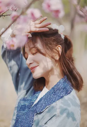 施诗唯美桃花浪漫写真图片_5