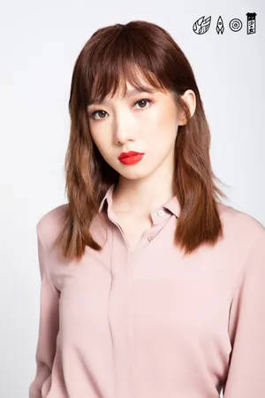孟美岐卷发红唇写真图片_2