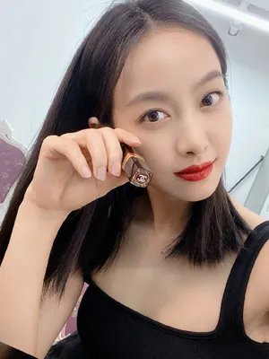 宋茜红唇性感自拍照图片
