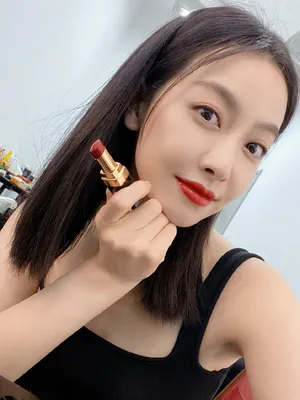 宋茜红唇性感自拍照图片