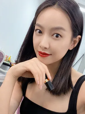 宋茜红唇性感自拍照图片_3