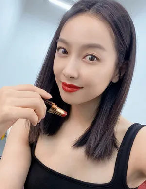 宋茜红唇性感自拍照图片_4