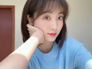 邢菲清新俏皮自拍照图片