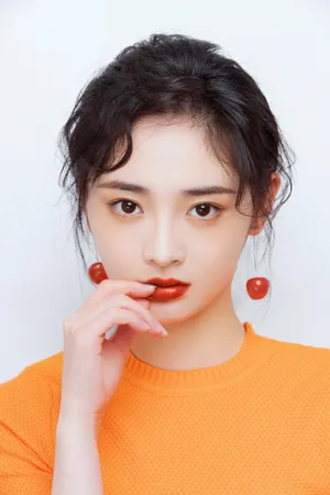 周洁琼性感红唇写真图片_1