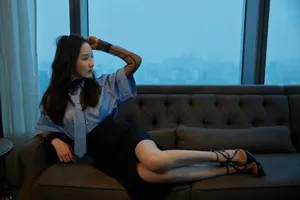 娄艺潇黑裙性感靓丽写真图片_2