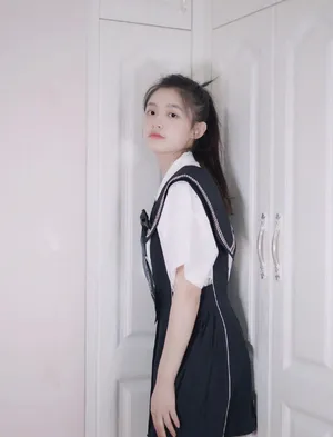 林允蝴蝶结甜笑靓丽写真_4