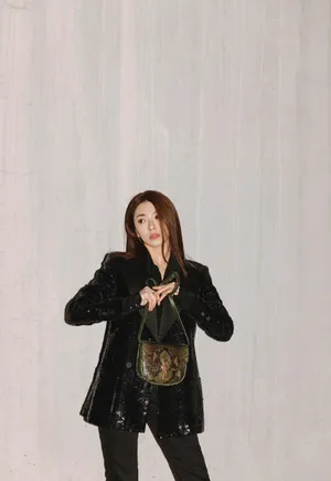 程晓玥复古摩登冷艳写真图片