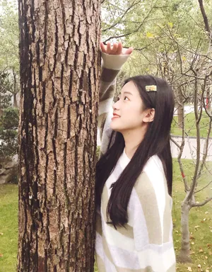 胡馨尹户外甜美可爱写真图片