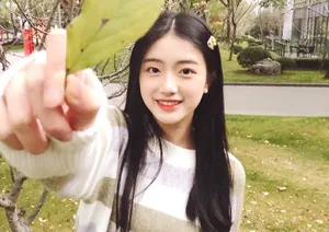 胡馨尹户外甜美可爱写真图片