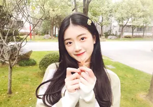 胡馨尹户外甜美可爱写真图片_7