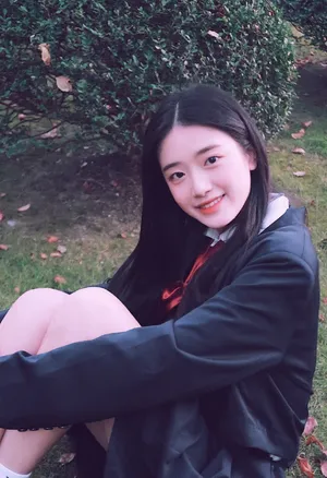 胡馨尹清纯可人制服照图片