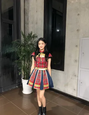 胡馨尹短裙制服甜美照片