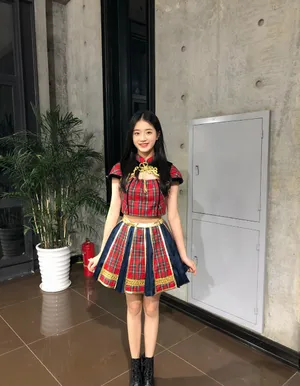 胡馨尹短裙制服甜美照片_2