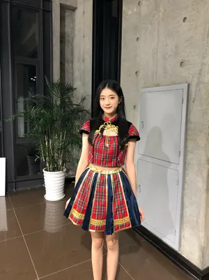 胡馨尹短裙制服甜美照片_3