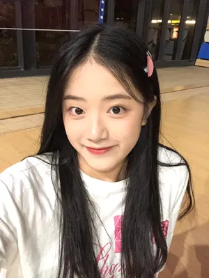 胡馨尹俏皮居家自拍照图片_1