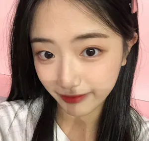 胡馨尹俏皮居家自拍照图片