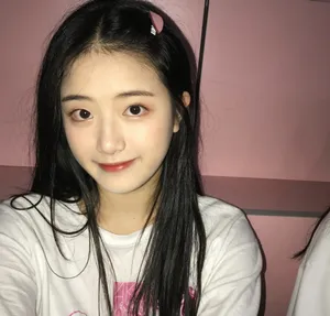 胡馨尹俏皮居家自拍照图片_2
