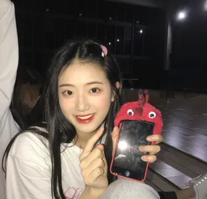 胡馨尹俏皮居家自拍照图片_3
