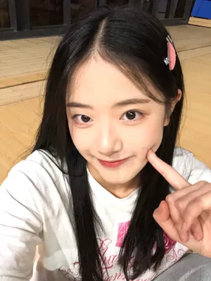 胡馨尹俏皮居家自拍照图片_14