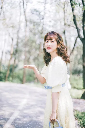 李艺彤清新甜美写真图片