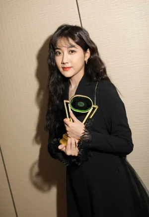 李艺彤黑裙甜酷写真图片_3
