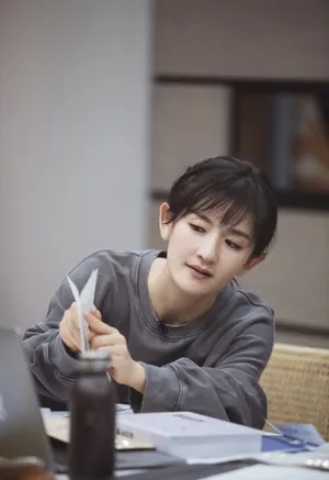 谢娜树莓色毛衣清秀图片_7