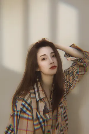 路晨格子衬衫时尚写真图片_2