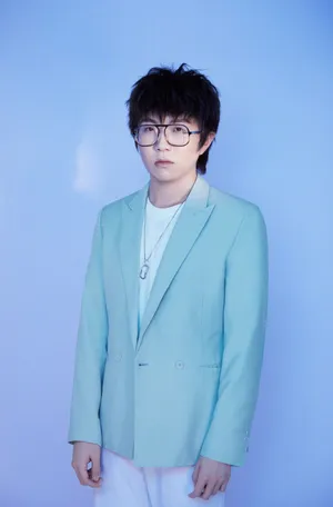 毛不易清爽帅气西装写真图片