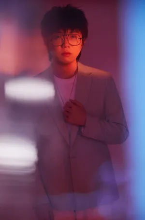 毛不易清爽帅气西装写真图片