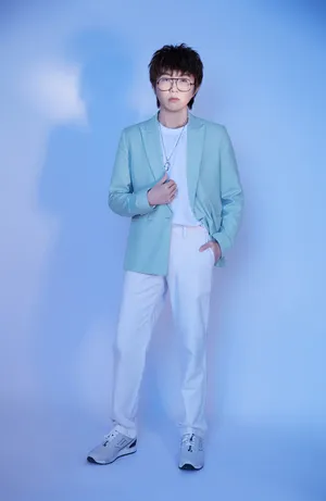 毛不易清爽帅气西装写真图片_2