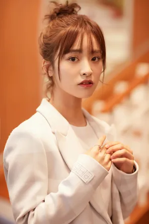 沈月甜美干练西装写真图片_2