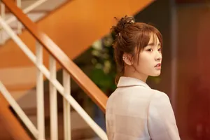 沈月甜美干练西装写真图片_3