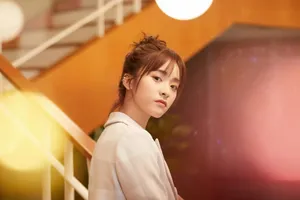 沈月甜美干练西装写真图片_5