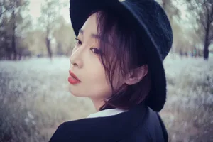 高叶性感户外花丛写真图片_2