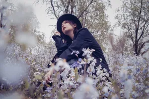 高叶性感户外花丛写真图片_3
