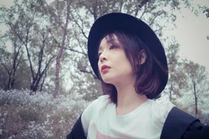 高叶性感户外花丛写真图片_4