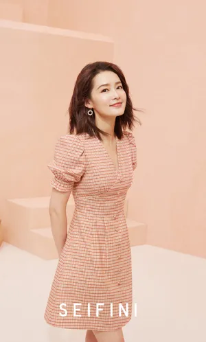 李沁轻盈少女风写真图片