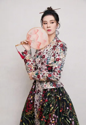 郁可唯印花裙唯美古风图片