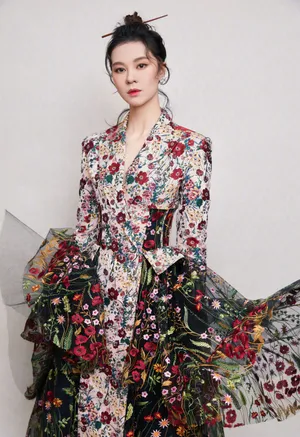 郁可唯印花裙唯美古风图片
