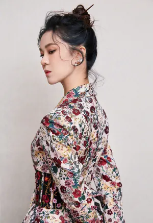 郁可唯印花裙唯美古风图片_2