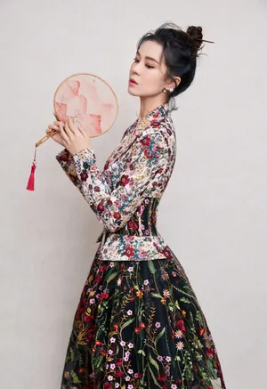 郁可唯印花裙唯美古风图片_3
